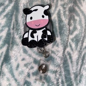 Retractable badge reel with swivel clip